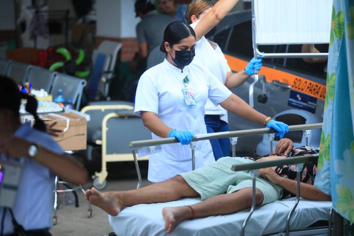 Los pacientes se mantiene en las áreas públicas ante los riesgos de réplicas constantes.