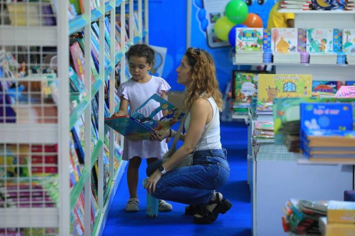 Niños y padres de familia en la FIL Panamá 2026.