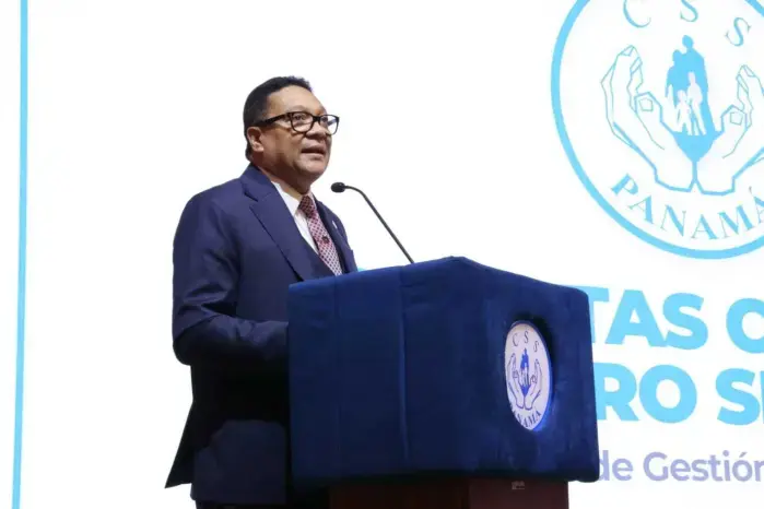 Director de la Caja de Seguro Social, Dino Mon.