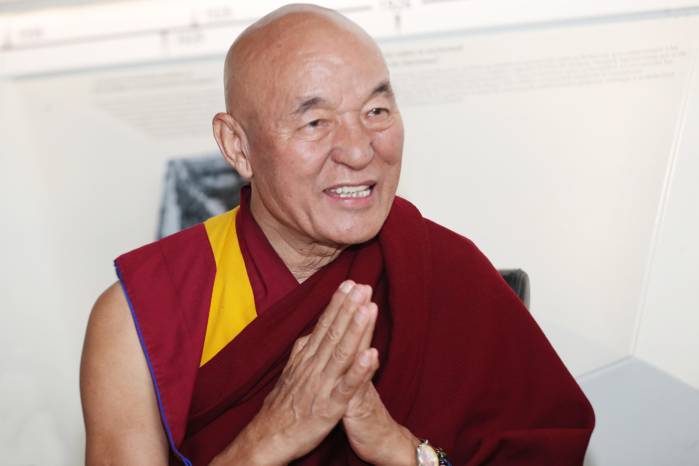 El representante del Dalai Lama para América Latina defendió la no violencia y la compasión como principios para afrontar la represión y los conflictos mundiales.