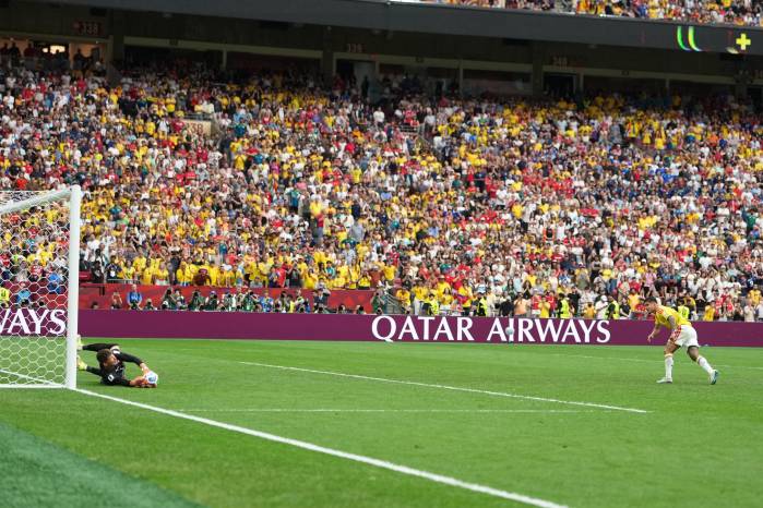 El portero suizo Gregor Kobel de Suiza (I) realiza una parada ante el colombiano Cucho Hernández durante la tanda de penaltis del partido de octavos de final del Mundial de Fútbol 2026 entre Suiza y Colombia, en Vancouver, Canadá. EFE/EPA/BOB FRID