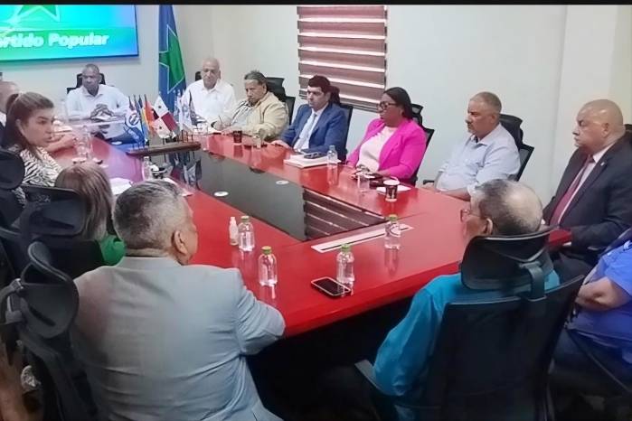 Dirigentes como Benicio Robinson y Jorge Herrera reunidos en su sede nacional analizando los principales temas de actualidad política.