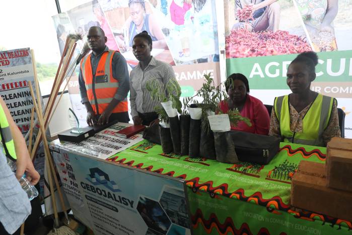 Proveedores locales de la mina suministran materiales como el cemento o ladrillos.
