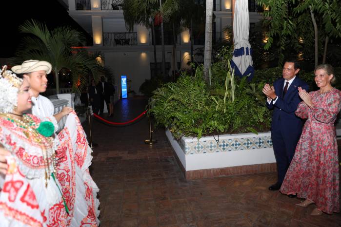 El embajador británico en Panamá, Greg Houston, junto con la duquesa Sophie de Edimburgo, aprecian una muestra de los bailes típicos panameños.
