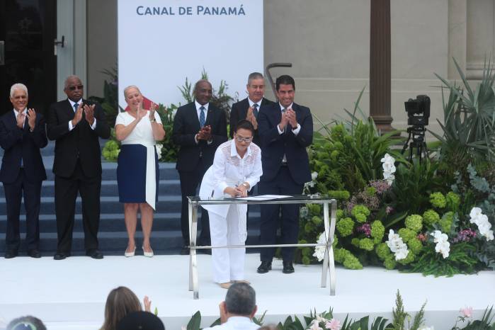 Ilya Espino de Marotta firmando para iniciar su administración en el Canal de Panamá.