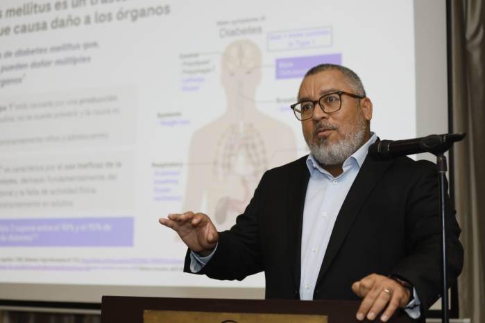 El Dr. Arturo Rebollón, investigador en salud pública y médico de Roche, alerta sobre aumento de casos de diabetes en jóvenes panameños.