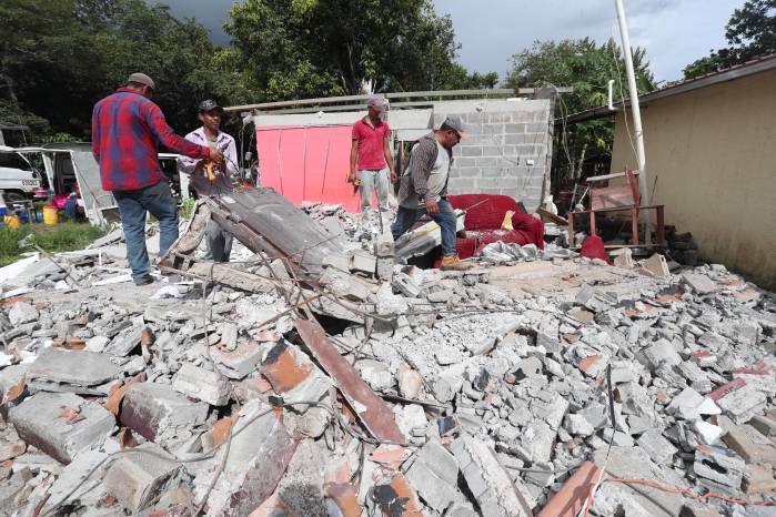 Las réplicas se sintieron durante el día. Con el paso de las horas, los movimientos comenzaron a formar parte de una nueva rutina, aunque cada sacudida recordaba que la emergencia no había terminado