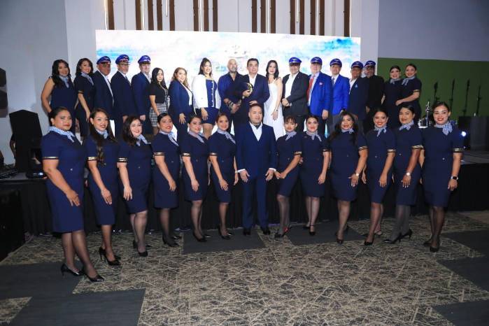 Durante la celebración realizada en el Salón Bella Vista, los invitados disfrutaron de una velada temática inspirada en la aviación