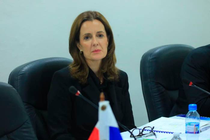 Diputados de la Comisión de Presupuesto formularon preguntas sobre el impacto fiscal del crédito solicitado por la Contraloría General de la República de Panamá.