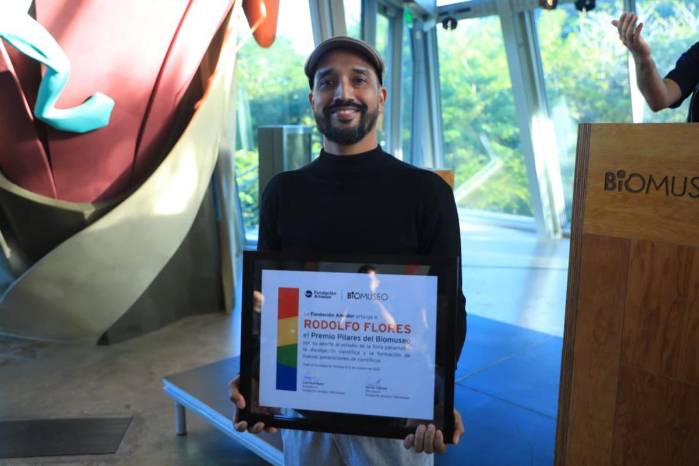 El biólogo y botánico panameño Rodolfo Flores recibiendo este lunes su galardón del Premio Pilares del Biomuseo.