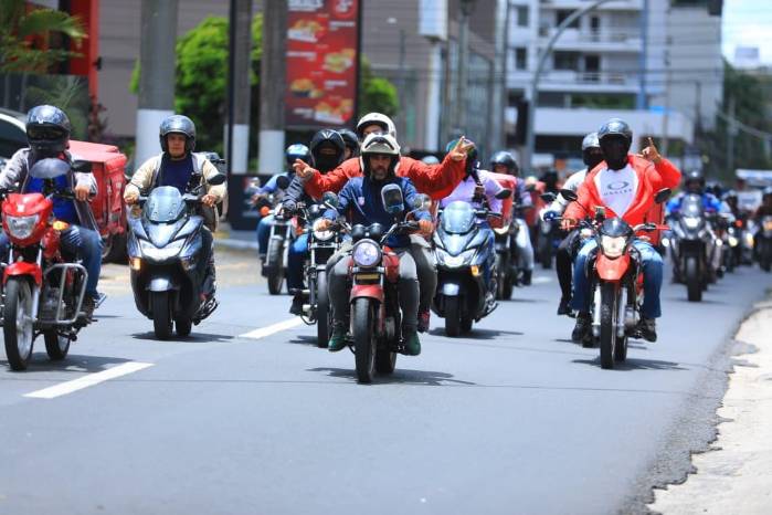 Motorizados protestaron el 16 de abril en calle 74 de San Francisco por cambios en tarifas y condiciones laborales.