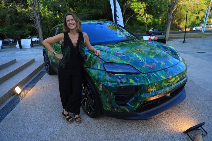 La artista Alexandra Izrastzoff, con su intervención artística en el Porsche Macan Electric.