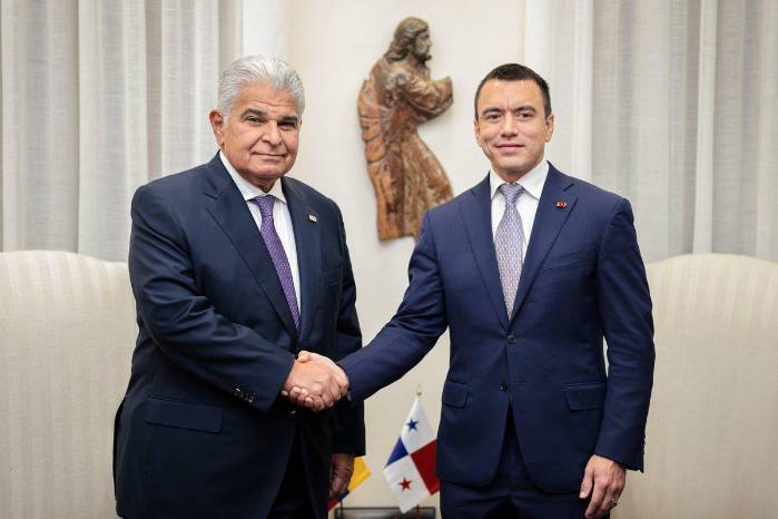 Presidente panameño, José Raúl Mulino (der) estrechando la mano de Daniel Noboa, presidente de Ecuador (izq).