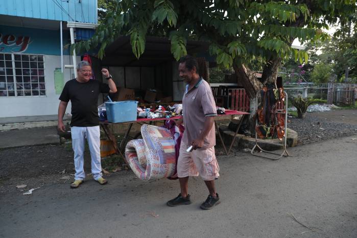 Patrocinio Mudarra intenta recuperar su rutina como buhonero en Tonosí, tras dos noches de preocupación por el terremoto y las dificultades que enfrenta la comunidad.