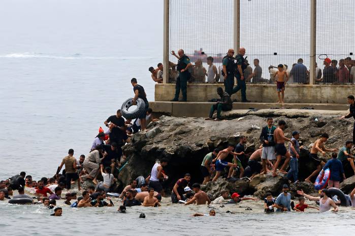 Miles de jóvenes marroquíes llegaron este jueves a la frontera entre Castillejos (Marruecos) y Ceuta para tratar de cruzar la valla que separa las dos ciudades, según pudo comprobar EFE.