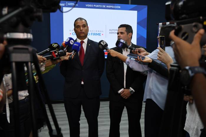 Rafael Bárcenas, director general de la Autoridad Aeronáutica Civil (izq) junto a José Ruiz Blanco, gerente general del Aeropuerto Internacional de Tocumen (der.) este martes 14 de abril en conferencia de prensa.