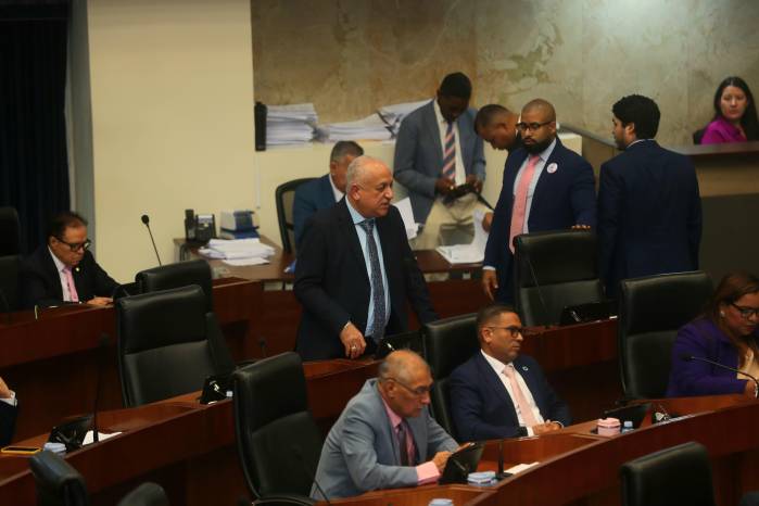 Los cambios al financiamiento privado para las campañas a diputado fueron propuesta de los diputados Benicio Robinson y Luis Eduardo Camacho.