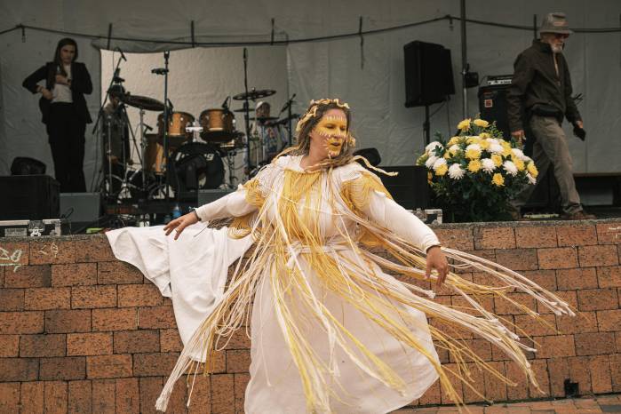 La artista Susana González Revilla desarrolla parte de su obra con acciones performativas, como esta en Bogotá (Colombia).