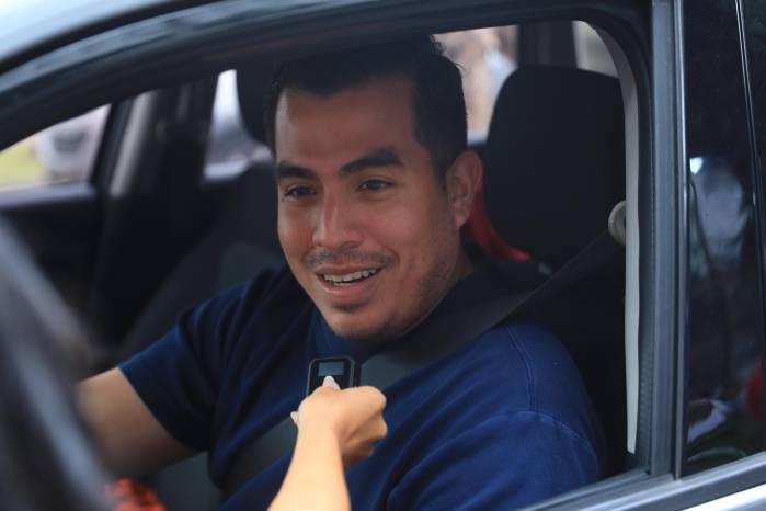 Gabriel Hernán Martínez explicaba que su motivación era personal: “Mi esposa es venezolana y estamos aquí apoyando a la comunidad. Es muy bonito ver a todos reunidos por esta noble causa”.