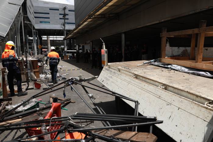 Trabajadores del Metro de Panamá recogen los inmuebles que tenían los buhonerosde en la gran estación de San Miguelito.