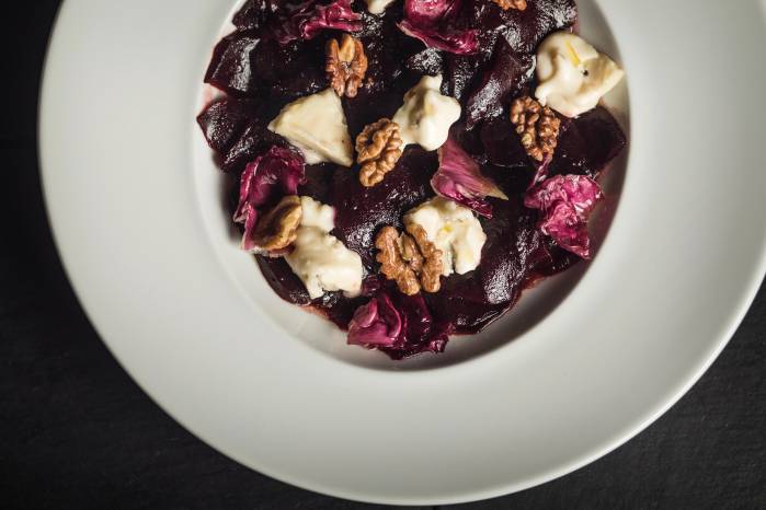El dulzor de la remolacha cocida se equilibra con la acidez del queso. El toque crujiente lo dan las nueces picadas.