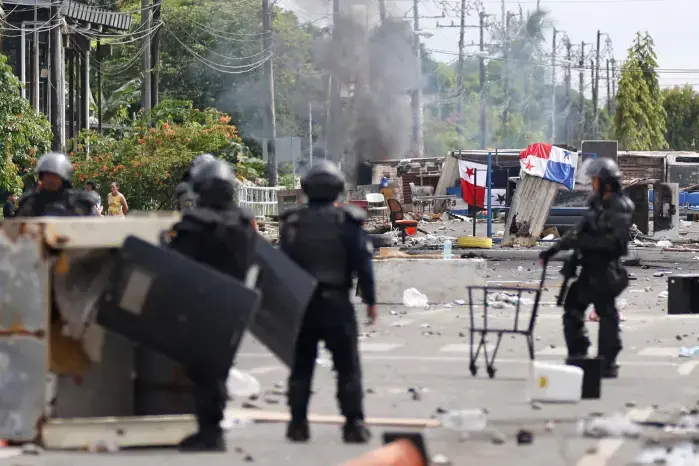 Protestas 2025: integrantes de la Unidad de Control de Multitudes observan un bloqueo en una jornada de protestas en Changuinola, Bocas del Toro.