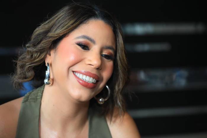La comediante dominicana habló sobre la importancia de cuestionar las narrativas sociales que condicionan la vida de las mujeres.