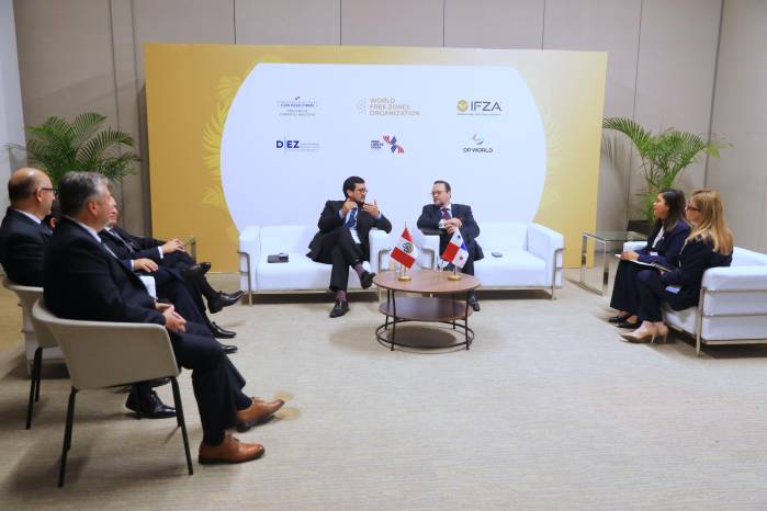 Los ministros de Comercio de Perú y Panamá, José Reyes Llano y Julio Moltó, durante una reunión en el congreso mundial de Zonas Francas.