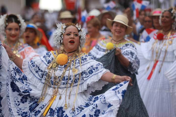 Polleras y montunos desfilaron y presentaron bailes en las calles de la ruta que unió a un sinnúmero de panameños para celebrar la fecha.