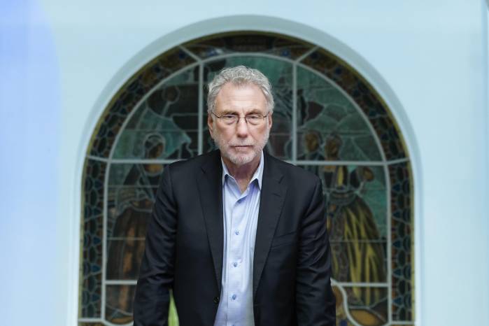 Obtuvo en 1976, en Lehigh University, el título de Bachelor’s en Periodismo junto con un MBA, graduándose con honores en ambos programas.