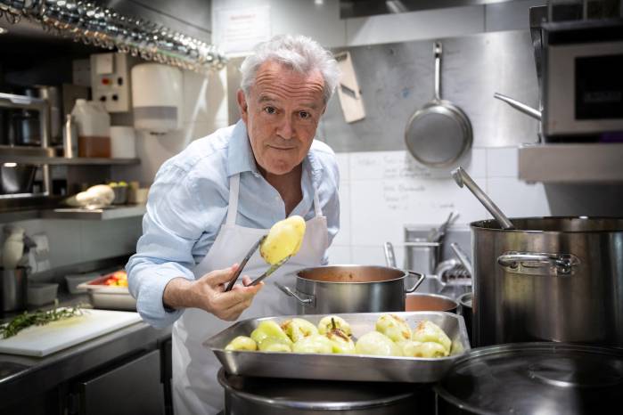 Desde el 21 de julio, Passard dejó de servir carne, pescado, productos lácteos y huevos en L’Arpège.