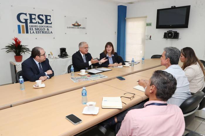 Cohen visitó el Grupo Editorial El Siglo y La Estrella de Panamá junto a su equipo de trabajo.