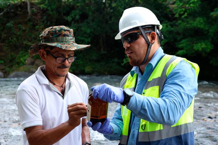 Comunidades cercanas a la mina lanzan programa para monitorear sus ríos