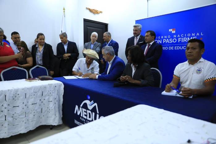 Momento de la firma del acuerdo entre docentes, Meduca, empresarios y representantes de la Asamblea Nacional.