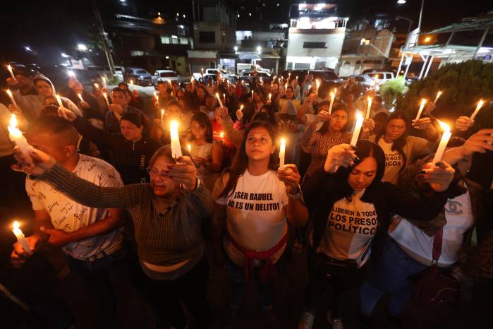 Familiares de presos políticos encendieron velas durante una vigilia frente a la cárcel El Rodeo I en Guatire, estado Miranda, a unos 30 kilómetros al este de Caracas, el 11 de enero de 2026.