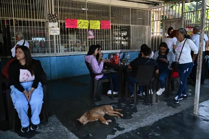 Familiares de presos que esperan la liberación de sus seres queridos esperan afuera de la prisión El Rodeo en Caracas el 9 de enero de 2026.