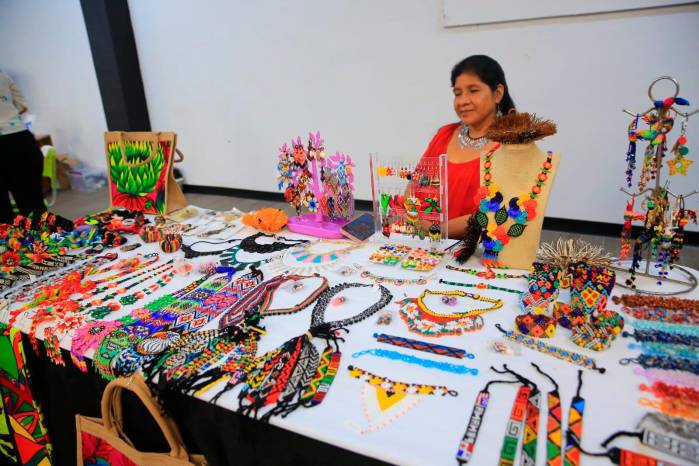 Una emprendedora vende sus artículos alusivos a la cultura indígena.