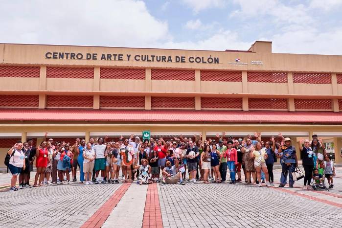 El Cacco cuenta con una plaza cívica con capacidad para más de 6.000 personas.