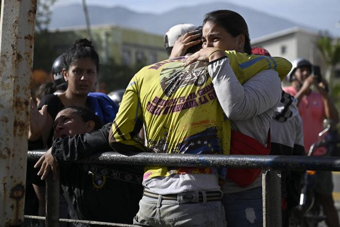 Un doble terremoto, el más fuerte que ha sacudido Venezuela en más de un siglo, dejó al menos 188 muertos.