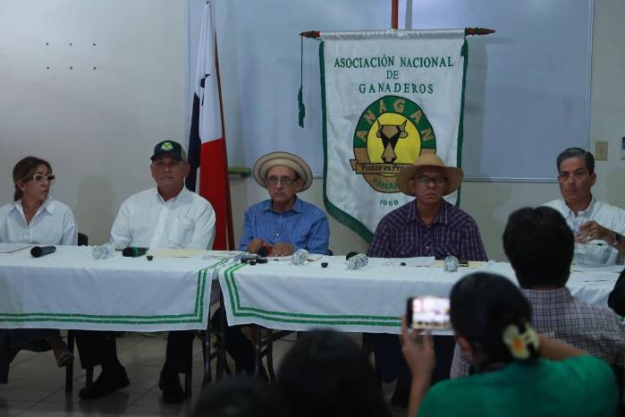 Conferencia de prensa de representantes del sector lechero y ganadero.