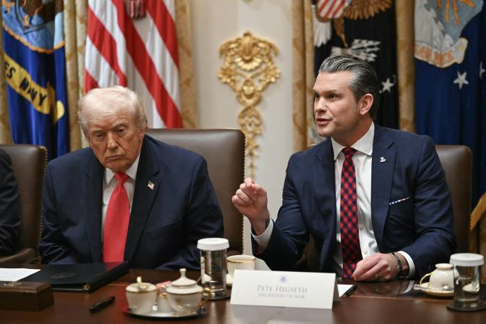 El secretario de Defensa Pete Hegseth obtiene el espaldarazo de su jefe, el presidente estadounidense Donald Trump, en medio de la acusación de un crimen de guerra.