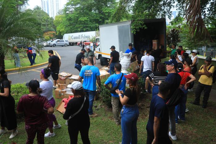 Camiones se encontraban al costado de los centros de acopio esperando las donaciones que serían enviadas.