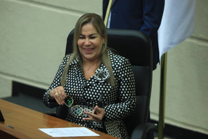 Castañedas autoriza exoneraciones de marcación, pese a la promesa de la Contraloría de eliminarlas