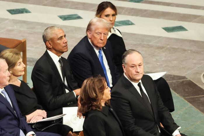 El expresidente de Estados Unidos, Barack Obama, junto al actual presidente, Donald Trump, durante el funeral de estado de Jimmy Carter.