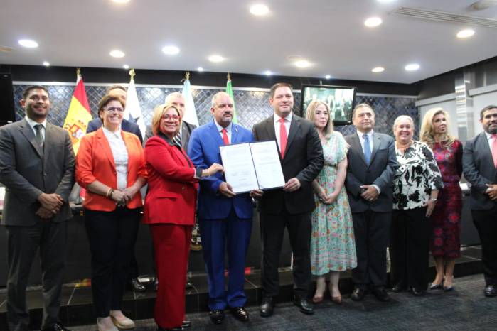 Firma del Pacto Alimentación Primero en la Asamblea Nacional.