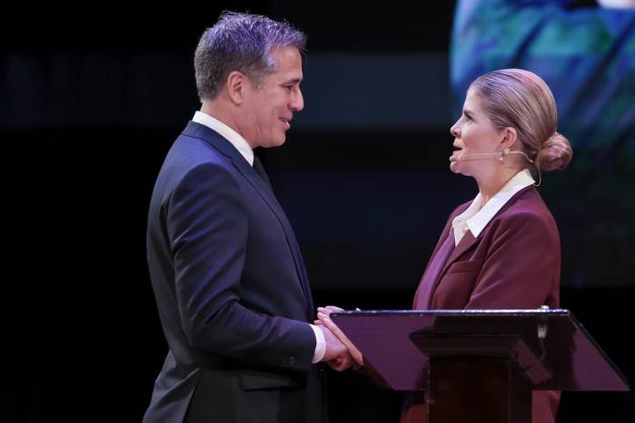 Laura Fernández, presidenta de Costa Rica y el excaciller Manuel Tovar.