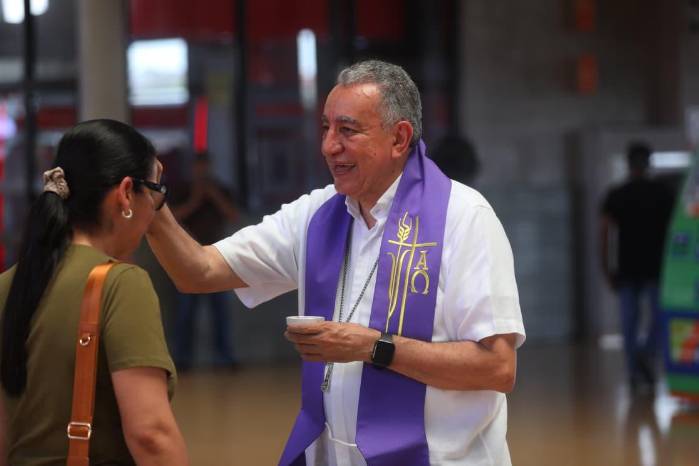 El Arzobispo de Panamá, Monseñor José Domingo Ulloa Mendieta, comparte con feligreses la celebración de la Semana Santa.