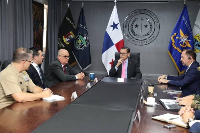 Entre los participantes estuvieron el viceministro de Seguridad Pública, Luis Felipe Icaza; el director del Servicio Nacional Aeronaval, Luis de Gracia, y el director del Servicio Nacional de Fronteras, Larry Solís.