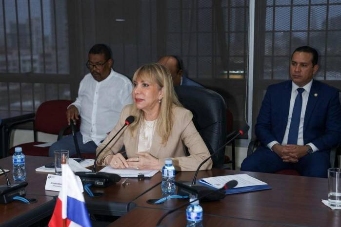 Santamaría de Latorraca en la Comisión de Presupuesto, a la que asistió para sustentar la vista presupuestaria de la institución.