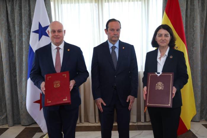 El acuerdo lo firmaron tanto el viceministro de Asuntos Multilaterales Carlos Guevara Mann como la secretaria de Estado de Cooperación Internacional Eva Granados. El canciller de la República Javier Martínez-Acha presenció la firma.